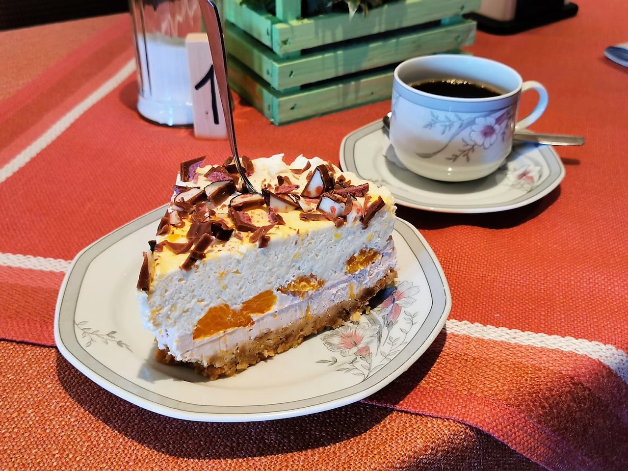 Torte mit Mandarinensahne Dekoriert mit Schokostreusel